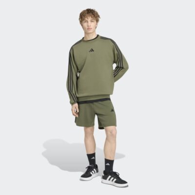 KY4160_4_APPAREL_On Model_Walking View_grey